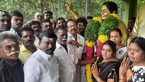 ஜெயலலிதா சிலைக்கு அஞ்சலி செலுத்திய அதிமுகவினா்.