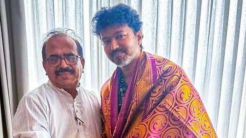 விஜய் முன்னிலையில் தமிழக வெற்றிக் கழகத்தில் இணைந்தார் நாஞ்சில் சம்பத்.