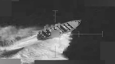 அமெரிக்க தாக்குதலில் அழிக்கப்பட்ட படகுகள்.