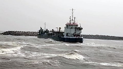 புதுச்சேரி துறைமுகத்தின் முகத்துவார பகுதியில் மணலில் சிக்கிக் கொண்ட தூா்வாரும் கப்பல்.