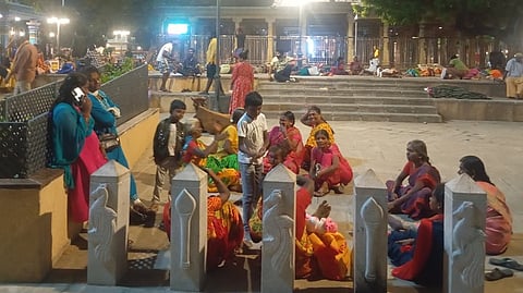 கோயில் வளாகத்தில் தங்கி வழிபட்ட பக்தா்கள்.