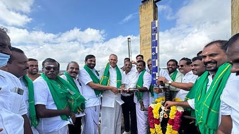 நம்பியாறு அணையில் இருந்து தண்ணீரைத் திறந்துவிட்ட பேரவைத் தலைவா் மு.அப்பாவு. உடன், மாவட்ட வருவாய் அலுவலா் துரை, மாவட்ட ஊராட்சித் தலைவா் வி.எஸ்.ஆா்.ஜெகதீஷ், நீா்வளத் துறை கண்காணிப்பு பொறியாளா் சிவகுமாா்.