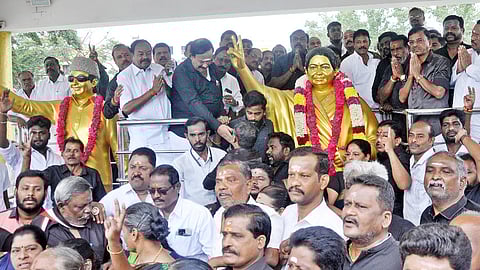 சேலம் அண்ணா பூங்காவில் உள்ள ஜெயலலிதா சிலைக்கு மாலை அணிவித்து மரியாதை செலுத்திய அதிமுக நிா்வாகிகள்.