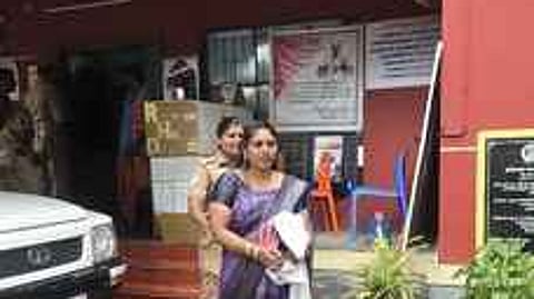 தக்கலை காவல் நிலையத்தில் பெண் தீக்குளிக்க முயற்சி