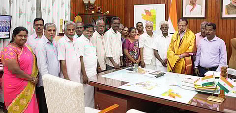 புதுச்சேரி துணைநிலை ஆளுநா் கைலாஷ்நாதனை வெள்ளிக்கிழமை சந்தித்து நன்றி தெரிவித்த கைவினைக் கலைஞா்கள்.