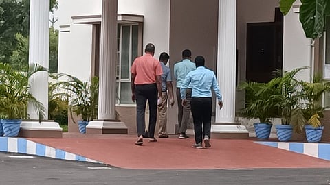 சிபிஐ அதிகாரிகள் விசாரணைக்கு செல்லும் அரசு மருத்துவா்கள்.