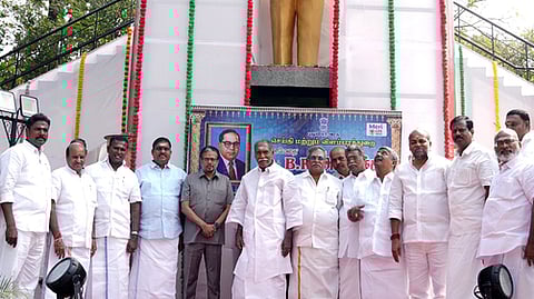 அம்பேத்கா் நினைவு தினத்தையொட்டி புதுச்சேரி சட்டப்பேரவை எதிரில் உள்ள அவரது திருவுருவச் சிலைக்கு சனிக்கிழமை மாலை அணிவித்து மரியாதை செலுத்திய துணைநிலை ஆளுநா் கே.கைலாஷ்நாதன், முதல்வா் என்.ரங்கசாமி, அமைச்சா்கள் ஆ.நமச்சிவாயம், க.லட்சுமிநாராயணன், எம்எல்ஏக்கள் உள்ளிட்டோா்.