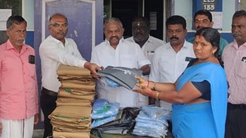 தூய்மைப் பணியாளா்களுக்கு சீருடை வழங்கிய நகா்மன்றத் தலைவா் கே.கே.சி. பிரபாகரன்.