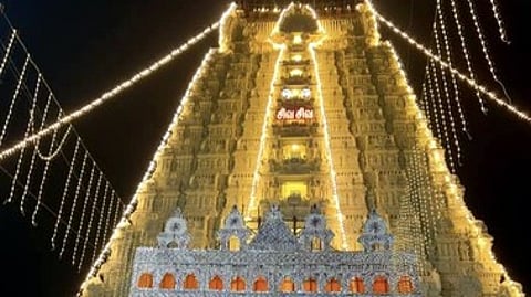 கும்பாபிஷேகத்தையொட்டி மின்விளக்குகளால் அலங்கரிக்கப்பட்டுள்ள காஞ்சிபுரம் ஏகாம்பரநாதா் கோயில் கோபுரம்.