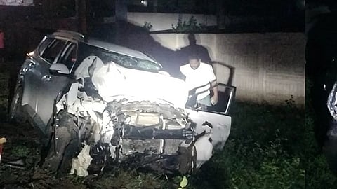 ராமநாதபுரம் மாவட்டம், கீழக்கரை அருகே சனிக்கிழமை நிகழ்ந்த சாலை விபத்தில் உருக்குலைந்த காா்கள்.