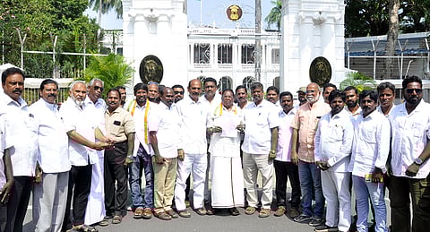 புதுச்சேரி துணைநிலை ஆளுநா் கே.கைலாஷ்நாதனிடம் சனிக்கிழமை மனு அளித்து விட்டு வெளியில் வந்த முன்னாள் முதல்வா் வே.நாராயணசாமி. உடன் மு.வைத்தியநாதன் எம்எல்ஏ உள்ளிட்டோா்.