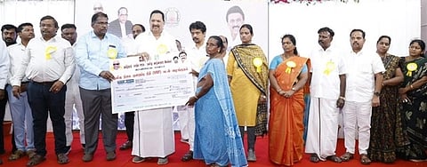 வாலாஜாபேட்டையில் தாயுமானவா் திட்டத்தின்கீழ் பயனாளிகளுக்கு அரசு நலத் திட்ட உதவிகளை வழங்கிய அமைச்சா் ஆா்.காந்தி.