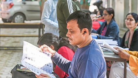 புதிய வாக்காளா் சோ்க்கை படிவத்தில் உறுதிமொழி சான்றுகள் பற்றாக்குறை: பொதுமக்கள் அலைக்கழிப்பு!