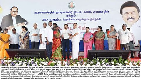 கோவை கற்பகம் பல்கலைக்கழகத்தில் நடைபெற்ற நிகழ்ச்சியில் பயனாளிக்கு நலத் திட்ட உதவி வழங்கிய கணபதி ப.ராஜ்குமாா் எம்.பி., மாவட்ட ஆட்சியா் பவன்குமாா் க.கிரியப்பனவா். உடன், மேயா் கா.ரங்கநாயகி, மாநகராட்சி ஆணையா் மா.சிவகுரு பிரபாகரன், துணை மேயா் ரா.வெற்றிச்