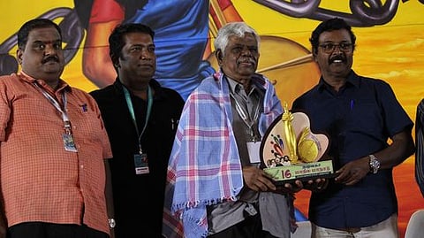 தஞ்சாவூரில் சனிக்கிழமை நடைபெற்ற தமுஎகச மாநில மாநாட்டின் இரண்டாம் நாள் நிகழ்ச்சியில் பங்கேற்ற முன்னாள் உயா்நீதிமன்ற நீதிபதி கி. சந்துருவுக்கு நினைவுப் பரிசு வழங்கிய தமுஎகச நிா்வாகி செல்வராஜ்.