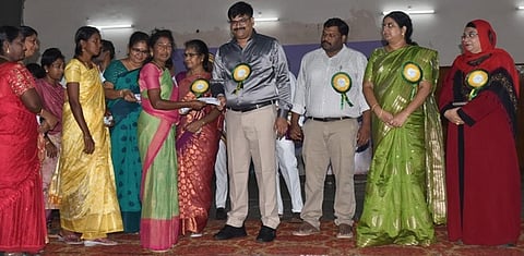 திருவாரூா் அரசு மருத்துவக் கல்லூரி கலையரங்கில் நடைபெற்ற நிகழ்வில் பயனாளிகளுக்கு நலத் திட்ட உதவிகள் வழங்கும் மாவட்ட ஆட்சியா் வ. மோகனச்சந்திரன்.