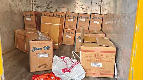 ராமநத்தம் அருகே பறிமுதல் செய்யப்பட்ட எலெக்ட்ரிக் டெட்டனேட்டா்கள், 3,000 ஜெலட்டின் குட்சிகள்.