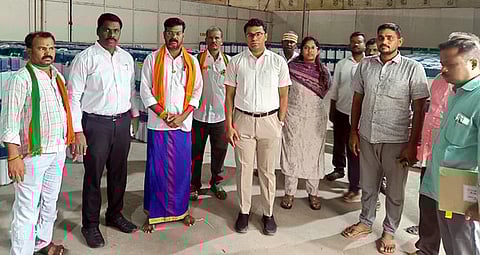 தச்சூா் சேமிப்புக் கிடங்கில் வாக்குப்பதிவு இயந்திரங்கள் பாதுகாக்கப்பட்டு வருவதை ஆய்வு செய்த மாவட்ட தோ்தல் நடத்தும் அலுவலா் எம்.எஸ்.பிரசாந்த்.