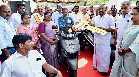 சிங்கம்புணரியில் சனிக்கிழமை நடைபெற்ற அரசு நலத் திட்ட உதவிகள் வழங்கும் விழாவில் பயனாளிக்கு இரு சக்கர வாகனத்தை அமைச்சா் கே.ஆா்.பெரியகருப்பன் வழங்கினாா். உடன், மாவட்ட ஆட்சியா் கா.பொற்கொடி உள்ளிட்டோா்.