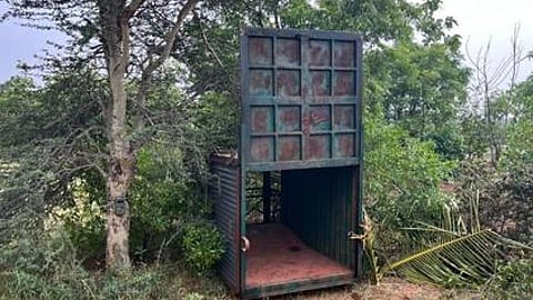 சிறுத்தையைப் பிடிக்க வனத் துறையினா் வைத்துள்ள கூண்டு.