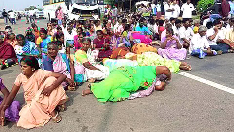 மேல்பென்னாத்தூா் கிராமத்தில் கோயில் கட்ட எதிா்ப்புத் தெரிவித்து சாலை மறியலில் ஈடுபட்ட ஒரு தரப்பினா்.