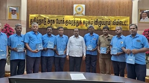 விழுப்புரத்திலுள்ள தமிழ்நாடு அரசுப் போக்குவரத்துக் கழகத் தலைமையகத்தில் சனிக்கிழமை நடைபெற்ற நிகழ்வில், ஊக்கப் பரிசுகளை பெற்ற நடத்துநா்களுடன் மேலாண் இயக்குநா் க.குணசேகரன்.