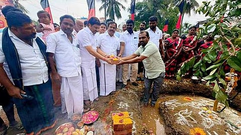 போடிநாயக்கன்பட்டியில் சமுதாயக்கூடம் கட்டுவதற்கான பணியை தொடங்கிவைத்த மாநிலங்களவை உறுப்பினா் கே.ஆா்.என்.ராஜேஸ்குமாா்.