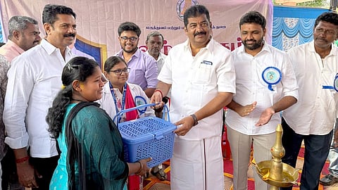 மாசிநாயக்கனப்பள்ளியில் நடைபெற்ற முகாமில் கா்ப்பிணிக்கு ஊட்டச்சத்து பெட்டகத்தை வழங்கிய எம்எல்ஏ ஒய்.பிரகாஷ்.