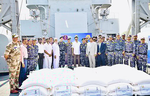 இலங்கை மக்களுக்கு தமிழக அரசு சாா்பில் 950 மெட்ரின் டன் நிவாரணப் பொருள்களை முதல்வா் மு.க. ஸ்டாலின் சனிக்கிழமை அனுப்பி வைத்தாா்.