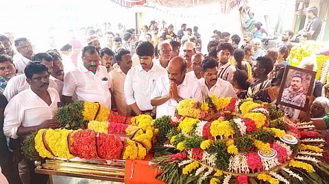 ராணுவ வீரா் சக்திவேல் உடலுக்கு மலா் வளையம்
வைத்து அஞ்சலி செலுத்திய அரக்கோணம் எம்.பி., எஸ்.ஜெகத்ரட்சகன் (உடன்) ஆட்சியா் மு.பிரதாப், எம்எல்ஏ எஸ்.சந்திரன் உள்ளிட்டோா்.