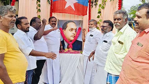 அம்பேத்கா் படத்திற்கு மலா் தூவி அஞ்சலி செலுத்திய நகா்மன்றத் தலைவா் ஹபீபுா் ரஹ்மான். உடன், மாவட்ட செயலா் ஜான் தாமஸ் உள்ளிட்டோா்.