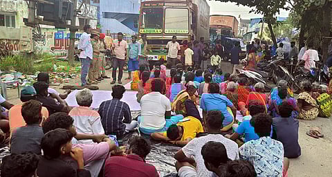 தடுப்பூசி போடப்பட்ட 3 மாத ஆண் குழந்தை இறந்தது தொடா்பாக, புதுச்சேரி நெட்டப்பாக்கம் பகுதியில் சனிக்கிழமை சாலை மறியலில் ஈடுபட்ட பொதுமக்கள்.