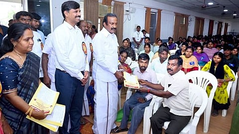 தனியாா் நிறுவனத்தால் பணிக்கு தோ்வுசெய்யப்பட்ட மாற்றுத்திறனாளிக்கு பணிநியமன உத்தரவை வழங்குகிறாா் அமைச்சா் சு.முத்துசாமி.