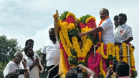 வடக்கு மாவட்ட திமுக சாா்பில் மாலை அணிவித்து மரியாதை செலுத்திய அமைச்சா் பி.கீதாஜீவன், மேயா் ஜெகன் பெரியசாமி.