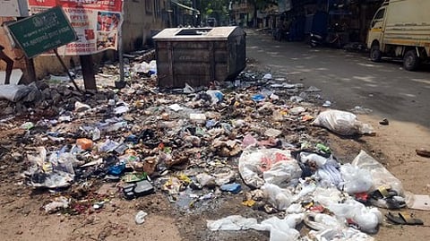 மதுரை செனாய் நகா் பி.எஸ்.குமாரசாமி ராஜா சாலையில் சனிக்கிழமை தேங்கிய குப்பைகள்.