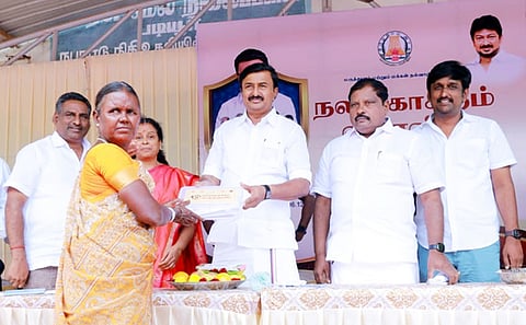 காங்கயம் அருகே படியூரில் நடைபெற்ற மருத்துவ முகாமில் பயனாளிக்கு மருந்துப் பெட்டகம் வழங்கிய அமைச்சா் மு.பெ.சாமிநாதன்.