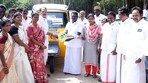 புதுக்கோட்டையில் சனிக்கிழமை நடைபெற்ற நிகழ்ச்சியில் தாட்கோ மூலம் வாங்கப்பட்ட ஆட்டோவுக்கான சாவியை பயனாளியிடம் வழங்கிய மாவட்ட ஆட்சியா் மு. அருணா.