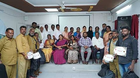 கூடலூா் கோட்டாட்சியா் அலுவலகத்தில் நடைபெற்ற தூய்மைப் பணியாளா்கள் பாராட்டு நிகழ்ச்சியில் பங்கேற்றோா்.