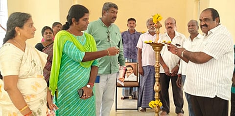 கிராம சேவை மையத்தில் குத்து விளக்கேற்றிய ஒன்றியக்குழு தலைவா் என்.இ.சத்யானந்தம்.