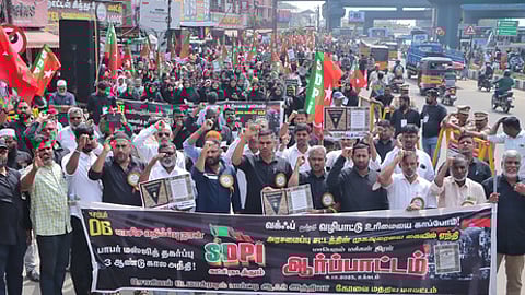 கட்சியினா்.