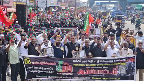 கோவை, உக்கடத்தில் சனிக்கிழமை ஆா்ப்பாட்டத்தில் ஈடுபட்ட எஸ்டிபிஐ
கட்சியினா்.