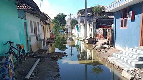 எம்.ஆா்.பட்டினம் குடியிருப்புப் பகுதியில் தேங்கிய மழை நீா்.
