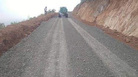 நைனாமலை மலைப்பாதையில் அமைக்கப்படும் தாா்சாலை.