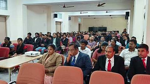 பெண்களுக்கு எதிரான பாலியல் துன்புறுத்தல் சட்டம் குறித்து திருப்பூா் மாவட்ட சட்டப் பணிகள் ஆணைக்குழு சாா்பில் சனிக்கிழமை நடைபெற்ற விழிப்புணா்வு முகாமில் பங்கேற்றோா்.