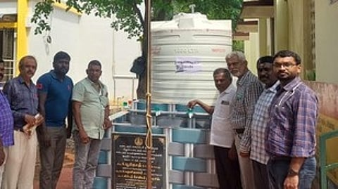 குடிநீா்த் தொட்டியைத் திறந்து வைத்த கீழக்கடையம் ஊராட்சித் தலைவா் எஸ்.பூமிநாத். உடன் வட்டார மருத்துவ அலுவலா் பழனிக்குமாா் உள்ளிட்டோா்.