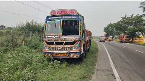 பல்லடம் - உடுமலை சாலை மந்திரிபாளையம் பகுதியில் சனிக்கிழமை கவிழ்ந்து விபத்துக்குள்ளான லாரி.