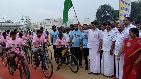 கரூரில் ஞாயிற்றுக்கிழமை சைக்கிள் போட்டியை தொடங்கி வைத்த சட்டப்பேரவை உறுப்பினா் வி.செந்தில்பாலாஜி.