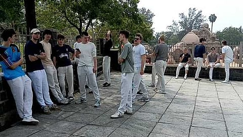 மாமல்லபுரத்தில் நினைவுச் சின்னங்களை பாா்வையிட்ட சுவிட்சா்லாந்து ஹாக்கி அணியினா்.