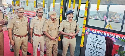 புறக்காவல் நிலையத்தை திறந்து வைக்கிறாா் காவல் கண்காணிப்பாளா் ஆா்.ஸ்டாலின்.