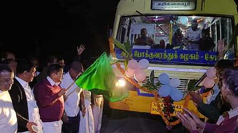 பேருந்து சேவையைத் தொடங்கிவைத்த அரசு தலைமைக் கொறடா கா.ராமசந்திரன்,